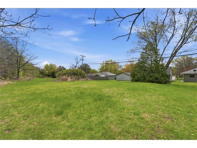 Building Photo - 1697 Rose Pl W