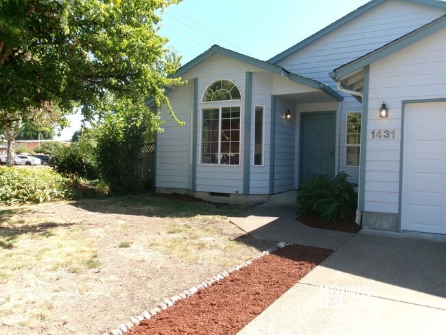 Building Photo - 1431 SW Birdie Dr