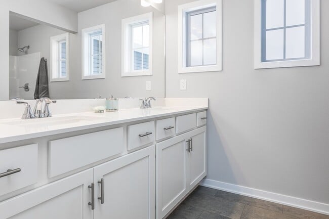 Building Photo - Modern Comfort in the Heart of Norwalk