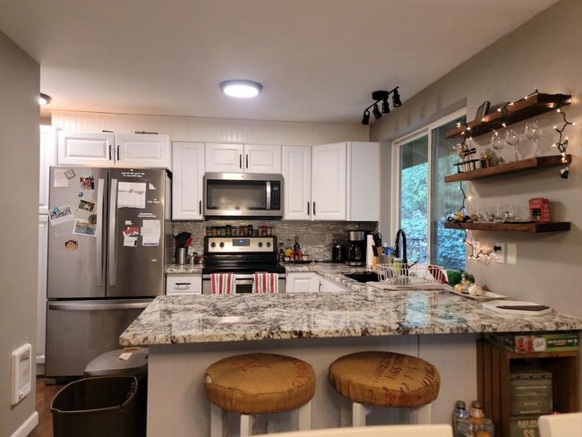 Building Photo - 3 Bedroom Home in convenient Poulsbo location!