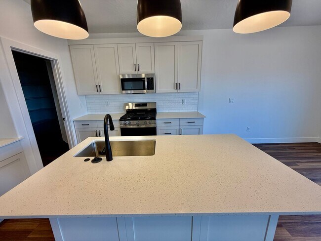 Building Photo - BRAND NEW Four Bedroom Townhome in Desert ...