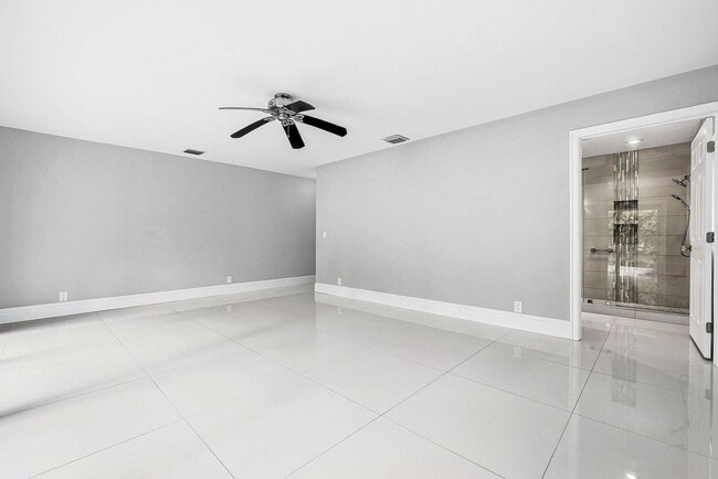 Building Photo - 417 N Country Club Dr