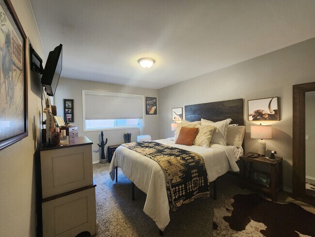 Building Photo - Pet Friendly, Single-Level, Attractively Updated Home in NE Newberg