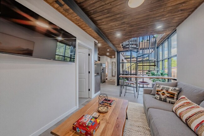 Building Photo - 736 W Rider Dr