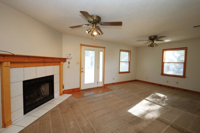 Building Photo - 818 Stillwater Dr