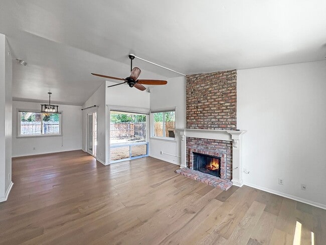 Building Photo - Beautiful 3B/2BA Home In Fallbrook with La...