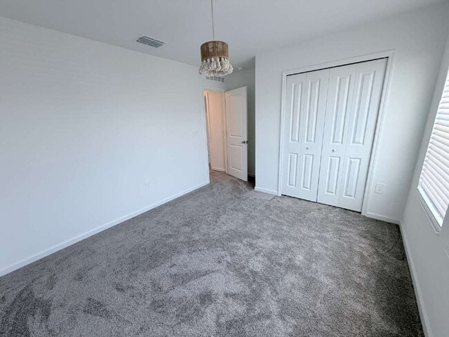 Building Photo - Available for Rent 5 spacious bedrooms and 2.5 bathrooms
