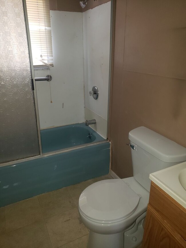 Building Photo - 3 Bedroom in New Haven 2 Bath with Man Cav...