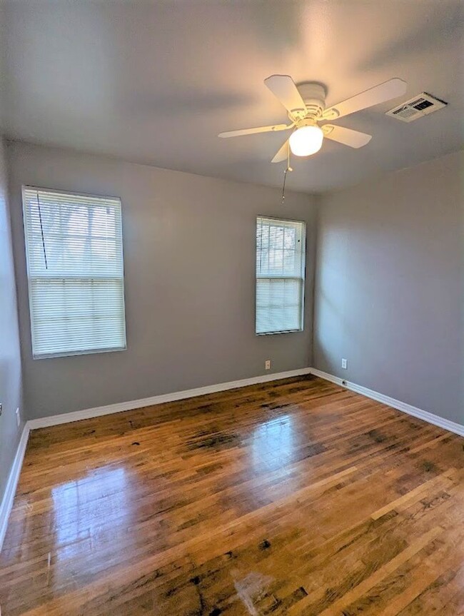 Building Photo - 2 Bed 1 Bath Plus Bonus Living/Office Cott...