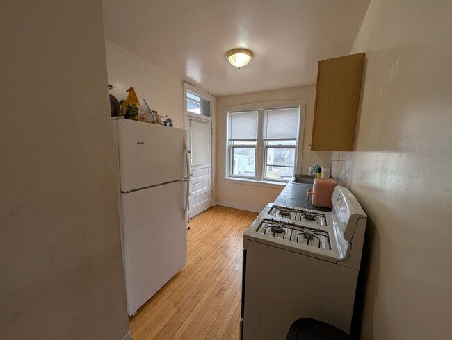 Building Photo - Spacious Albany Park 1-bed/1-bath with Sunroom and Dining Room