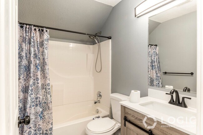 Building Photo - Single Family Home in a Great Location.