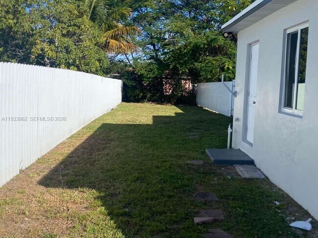 Building Photo - 1265 NE 142nd St