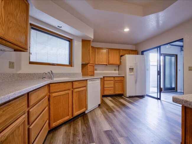 Building Photo - 3 Bedroom 2 Bathroom with Community Pool!!