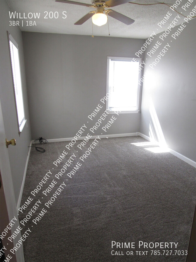 Building Photo - Willow 200 S-