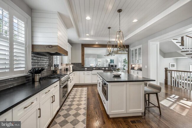 Building Photo - 323 S West St