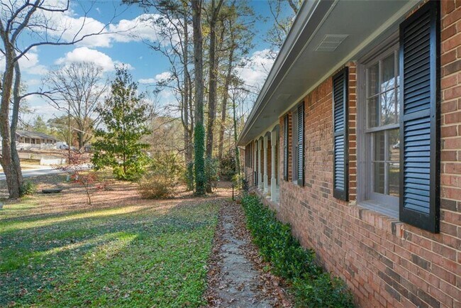 Building Photo - 1316 White Oak St SE