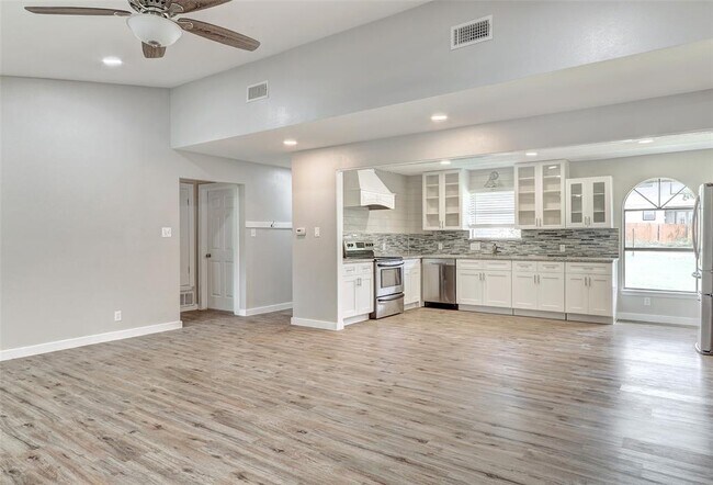 Building Photo - 820 Stadium Dr