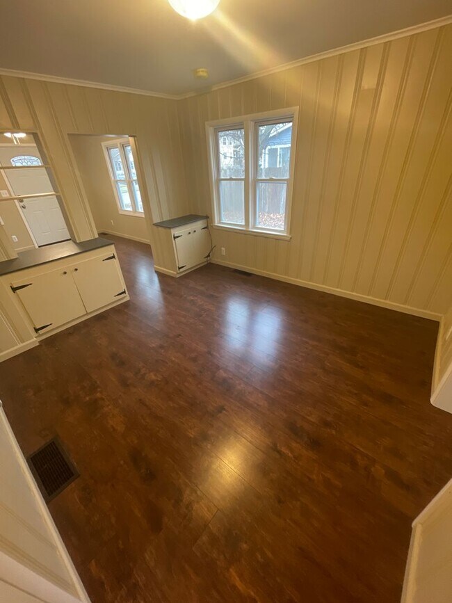 Building Photo - Charming 2 Bedroom Home - Move in Ready
