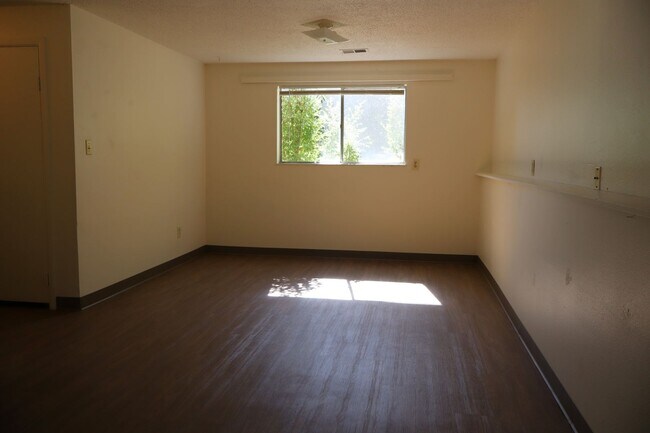 Building Photo - Beautiful Split-Level 6BR Home with Attach...
