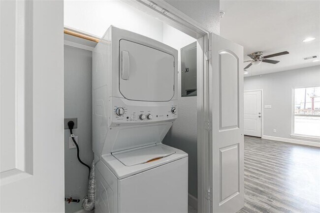 Building Photo - 8204 Moon Beam St