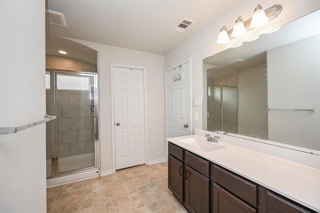 Building Photo - 15111 Longleaf Frst Dr