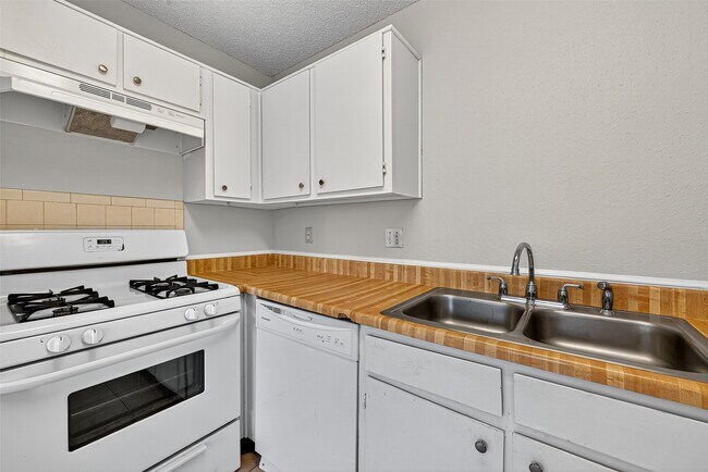 Building Photo - 7407 Alegria Dr