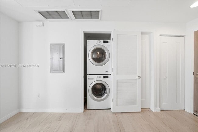 Building Photo - 601 NE 27th St