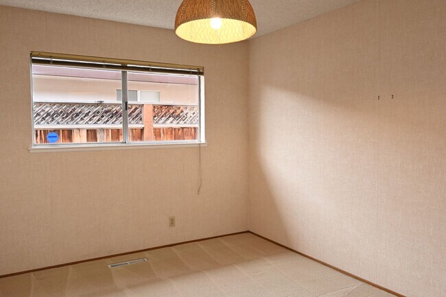 Building Photo - Prime Willow Glen, Just In Time for the Ho...