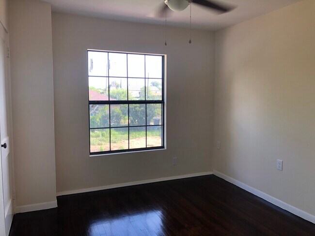 Building Photo - 1301 E Lyon St