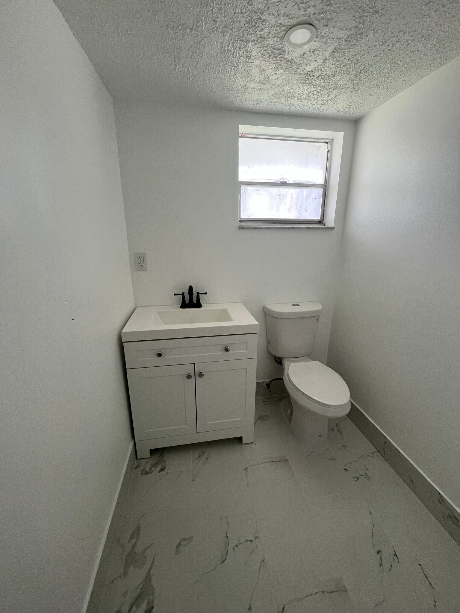 Building Photo - 950 Hillcrest Dr