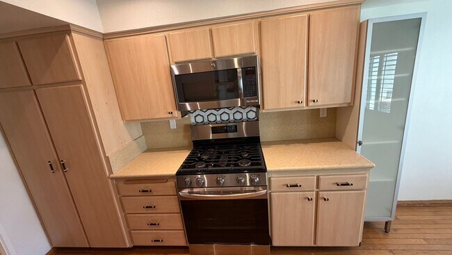 Building Photo - DESIRABLE TWO BEDROOM TWO BATH HOME IN STUDIO CITY