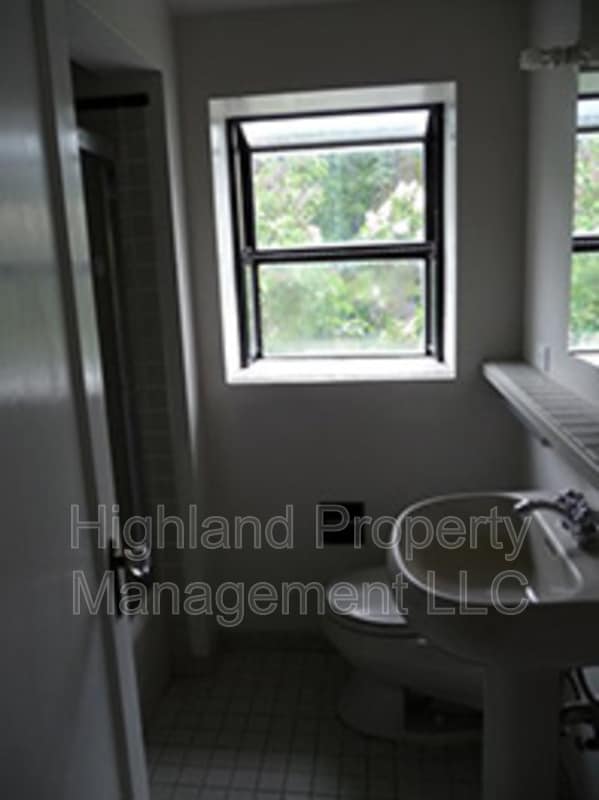 Building Photo - 1035 NE B St