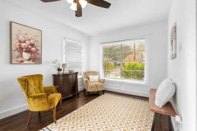 comfy sitting, reading, study area - 2511 Lipscomb St