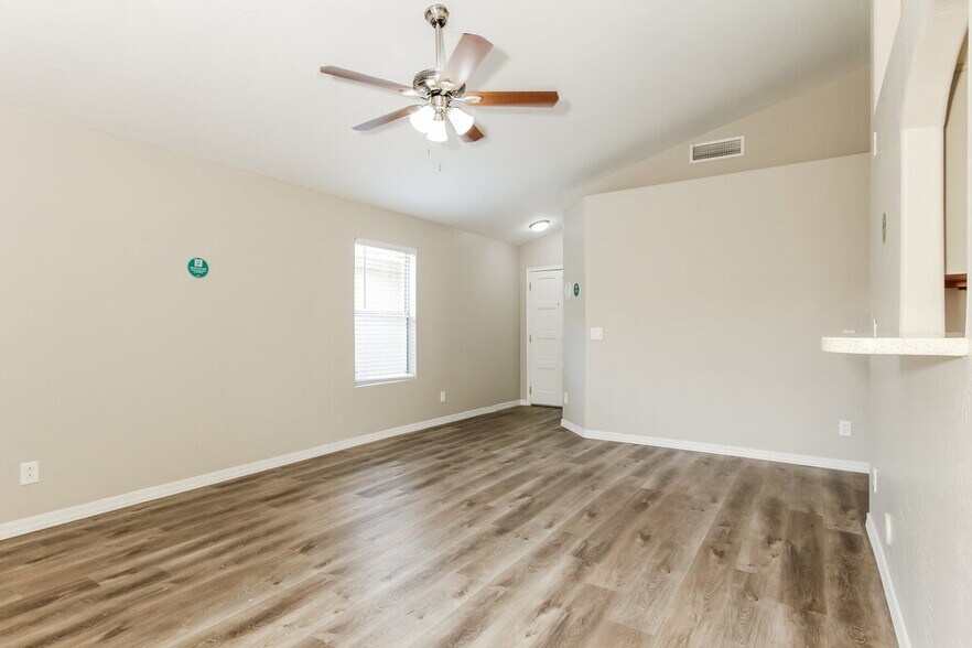 Building Photo - 8413 W Bluefield Ave