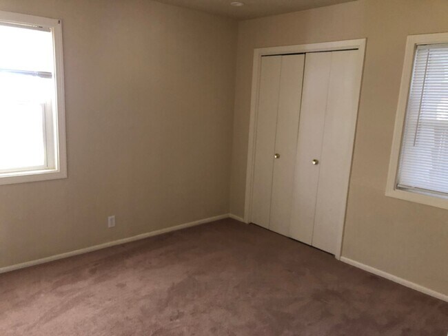 Building Photo - 2 Bedroom cottage,  quiet rural setting