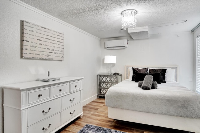 Building Photo - 311 SE 3rd Ave