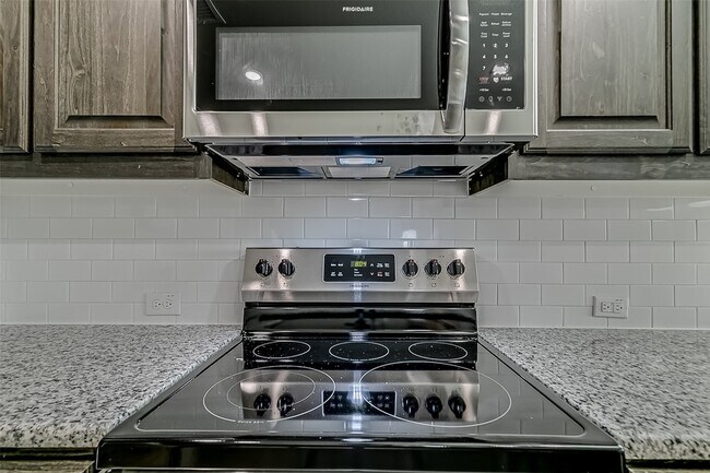 Building Photo - 327 Sweetspire Dr