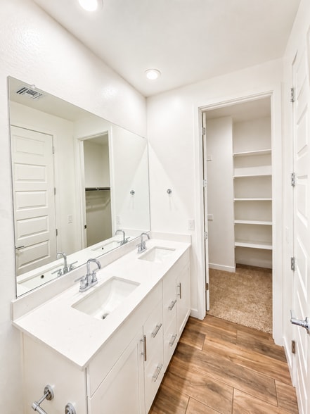 Building Photo - 4043 E Brisa Dr
