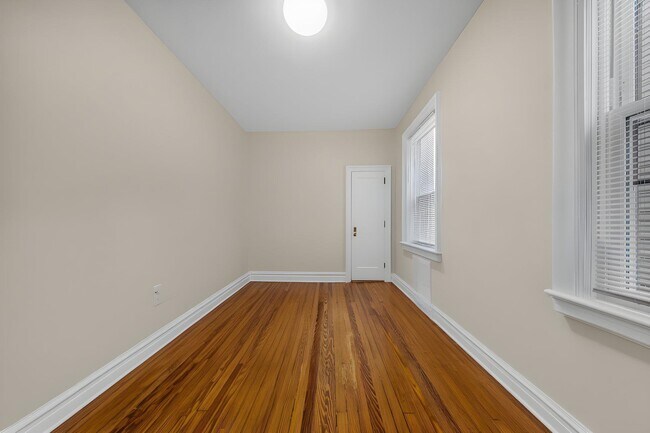 Building Photo - 152 W 9th St