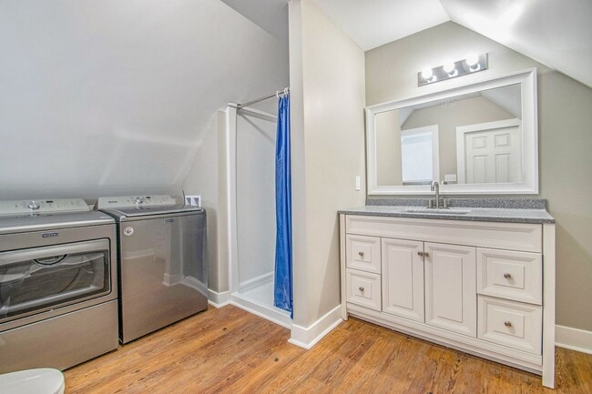 Building Photo - Spacious 4 Bedroom / 2 Bath Single-Family Home – Prime Location Near Downtown GR