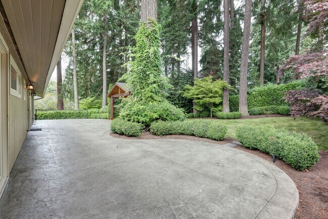 Building Photo - Welcome Home to Your Beautiful Oasis in En...