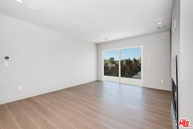 Building Photo - 4963 Clybourn Ave