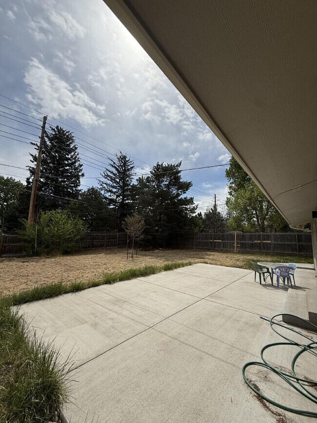 Building Photo - Home Available August 7th!