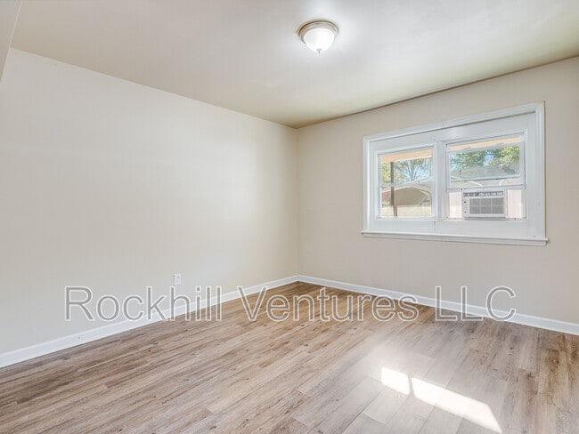 Building Photo - 6 Ronnie Ave