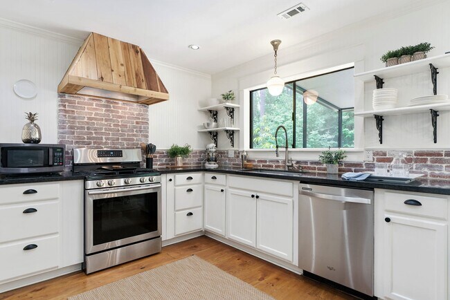 Building Photo - 39 Sylvan Forest Dr