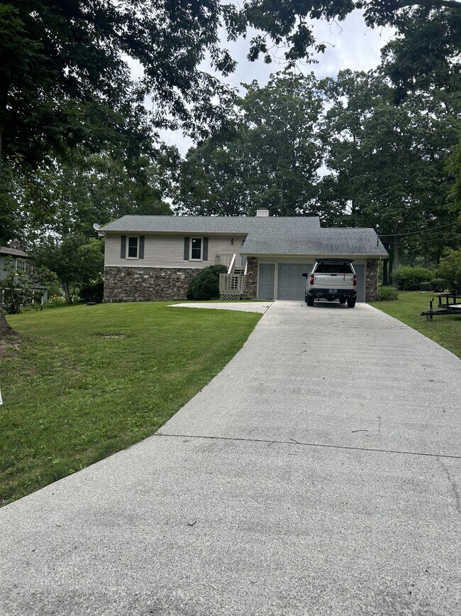 Building Photo - 203 Snead Dr