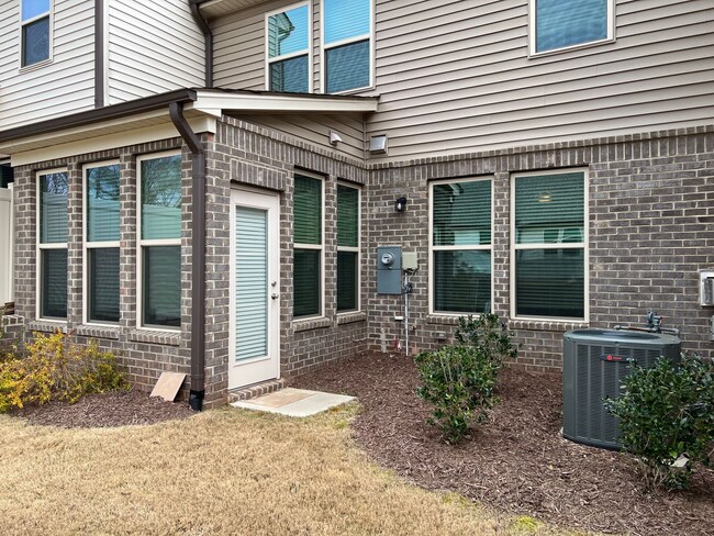 Building Photo - 3 Bed | 2.5 Bath Townhouse in Cary with Tw...