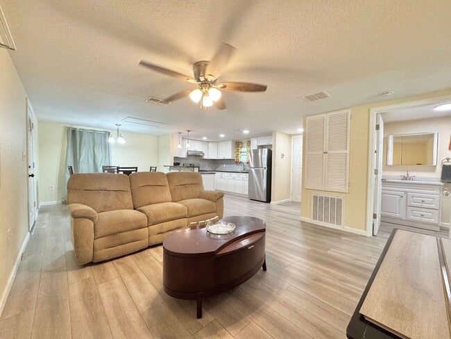 Building Photo - Furnished Apartment - Auburndale