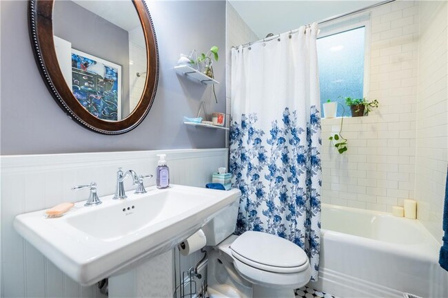 Building Photo - 360 8th St NE