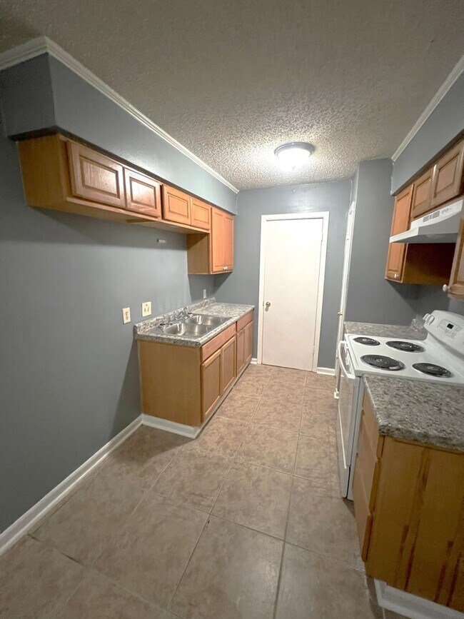 Building Photo - Move in Special!!!!!! Newly renovated 2 Be...